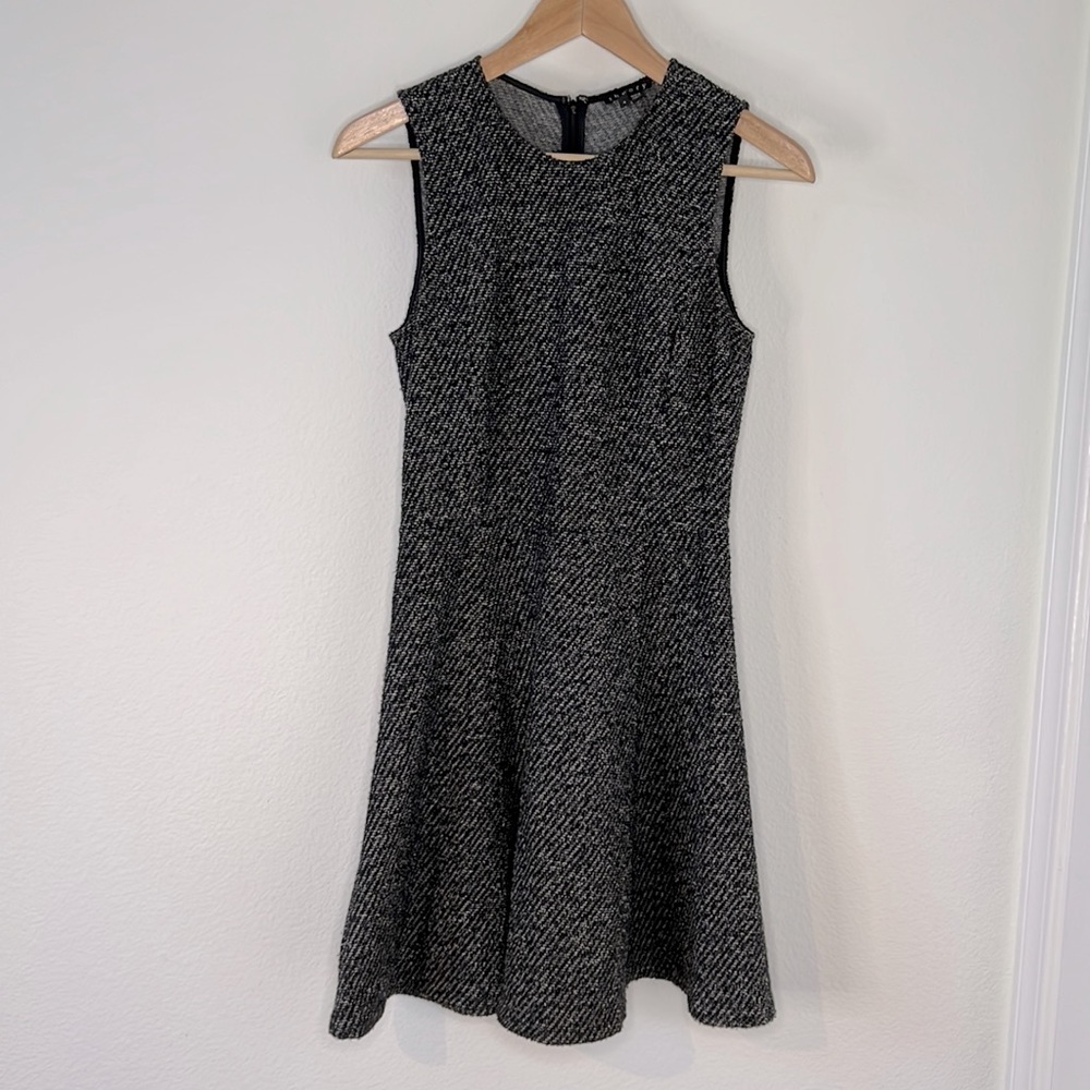 Theory a line sleeveless dress size 4 pre owned, zipper closure in back